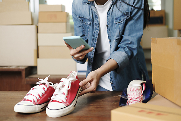 포토 JPG 해외이미지 여자 신발 한명 들기 상반신 성인 스마트폰 쌓기 사진촬영 실 택배 테이프 온라인쇼핑 택배상자 박스포장 온라인쇼핑몰 성인여자한명만 해외포토 1 포장 모션 문구용품 사람 핸드폰 스마트기기 쇼핑 상자 촬영 운송업 쇼핑몰 온라인 여자한명만 성인여자만 파일형식 이미지허브