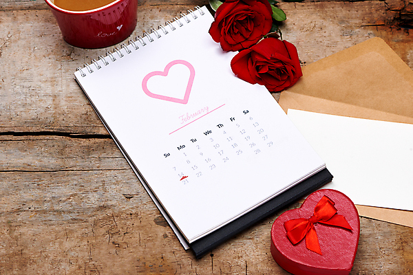 포토 JPG 해외이미지 편지봉투 실내 발렌타인데이 사람없음 컵 선물상자 장미 하트상자 탁상달력 목업 나무배경 해외포토 식기 꽃 백그라운드 데이이벤트 봉투 선물 내부 상자 달력 편지 파일형식 이미지허브