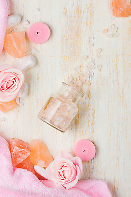 포토 JPG 해외이미지 꽃 유리병 실내 사람없음 하이앵글 수건 뷰티 스파 스파용품 쏟아짐 향초 입욕소금 나무배경 해외포토 식물 뷰포인트 백그라운드 초 모션 병_용기 내부 위생용품 미용용품 오브젝트 소금 파일형식 이미지허브