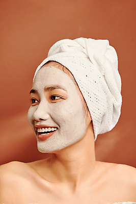 포토 JPG 해외이미지 응시 여자 실내 두건 한명 웃음 동양인 상반신 성인 앞모습 옆모습 수건 뷰티 피부관리 팩 머드팩 성인여자한명만 갈색배경 해외포토 1 시선 뷰포인트 백그라운드 표정 사람 인종 내부 위생용품 갈색 화장품 여자한명만 성인여자만 파일형식 이미지허브