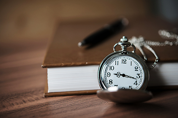 포토 JPG 해외이미지 디자인 교육 시계 목걸이 탁자 사람없음 목재 책 학습 공백 시험 수확 골동품 시간 업무 황금 클래식 우아함 주머니 손목시계 오브젝트 복고 아날로그 다이얼 타이머 옛날 해외포토 나무 가구 컨셉 농업 재료 장신구 작업 파일형식 이미지허브