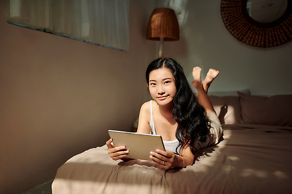 포토 JPG 해외이미지 전신 여자 여유 엎드리기 휴식 실내 한명 들기 동양인 성인 앞모습 태블릿 침실 침대 성인여자한명만 집콕 해외포토 1 감정 뷰포인트 가구 컨셉 모션 사람 인종 내부 전자제품 스마트기기 신조어 여자한명만 성인여자만 파일형식 앳홈라이프 이미지허브