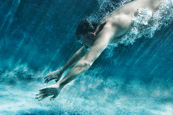 포토 JPG 해외이미지 백인 남자 휴식 한명 상반신 성인 옆모습 여름휴가 바캉스 수중 수영 시원함 잠수 손뻗기 물기포 성인남자한명만 해외포토 서양인 1 뷰포인트 컨셉 모션 휴가 사람 수상스포츠 남자한명만 성인남자만 파일형식 여름_계절 이미지허브