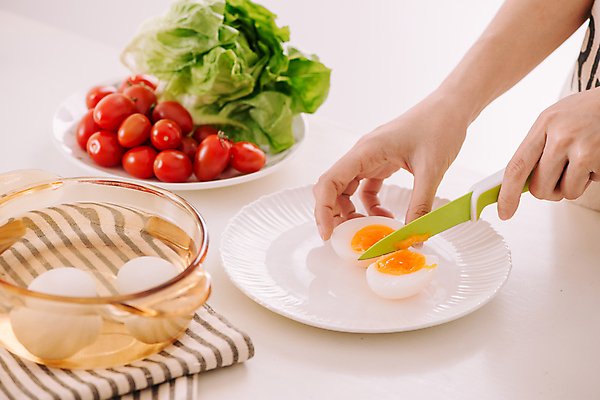 포토 JPG 해외이미지 접시 손 채소 방울토마토 실내 요리 신체부위 식탁보 잡기 칼 자르기 삶은계란 해외포토 식기 토마토 모션 사람 내부 계란 계란요리 파일형식 이미지허브