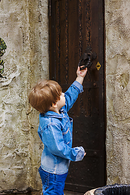 포토 JPG 해외이미지 백인 디자인 응시 행복 어린이 백그라운드 컨셉 2 가족 관계 자연 성공 엄마 휴가 주택 실내 한명 사람 앉기 풍경 소년 성인 야외 여름 햇빛 문 걷기 산책 육아 자유 게임 축하 표현 아빠 옛날 힘찬 해외포토 서양인 1 시선 계절 남자 감정 모션 놀이 휴식 내부 건물 태양 생태계 파일형식 이미지허브