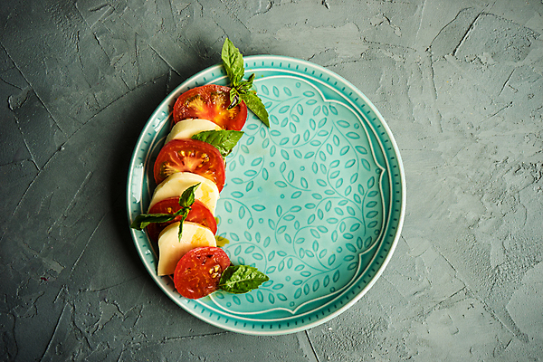 포토 JPG 해외이미지 접시 토마토 회색배경 치즈 실내 사람없음 하이앵글 카프레제 해외포토 식기 뷰포인트 백그라운드 채소 유제품 내부 샐러드 회색 파일형식 이미지허브