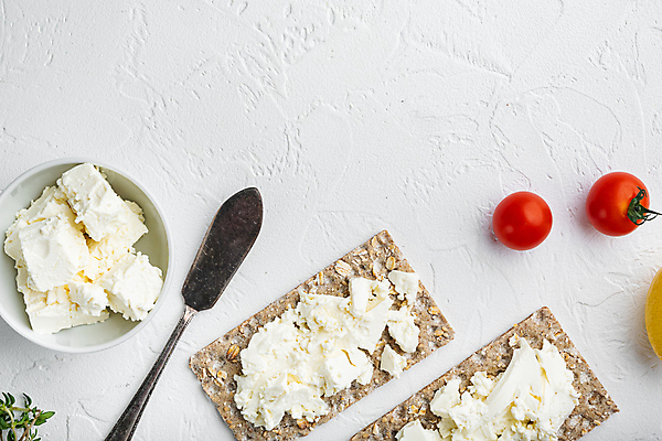 포토 JPG 해외이미지 방울토마토 치즈 실내 사람없음 크래커 애피타이저 흰배경 잼나이프 페타치즈 호밀크래커 해외포토 음식 백그라운드 토마토 유제품 내부 쿠키 흰색 나이프 파일형식 이미지허브