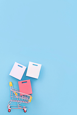 포토 JPG 해외이미지 실내 사람없음 쇼핑 쇼핑백 쇼핑카 미니어처 오브젝트 파란배경 카피스페이스 해외포토 백그라운드 가방 내부 파란색 모형 카트 공백 파일형식 이미지허브