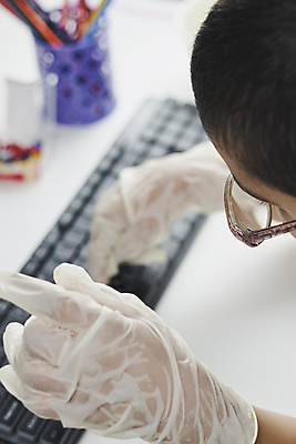 포토 JPG 해외이미지 학생 교실 학교 거리 주택 관리 한명 소년 학습 유치원 타이핑 키보드 작업 닫기 보호 강의 무선전화기 신학기 하이테크 머리위 타입 멍청이 해외포토 1 교육 남자 어린이 컨셉 모션 기술 사람 건물 전화기 파일형식 이미지허브