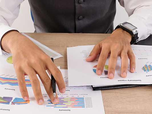 포토 JPG 해외이미지 손 남자 종이 백그라운드 컨셉 비즈니스 사람없음 노트북 컴퓨터 사무실 펜 자료 흰색 비즈니스맨 책상 분석 컨설턴트 투자 수익 가치 경영 계좌 해외포토 컬러 가구 사람 신체부위 금융 경제 전자제품 필기구 직장인 전문직 상담 파일형식 이미지허브