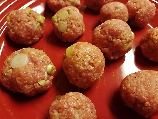 포토 JPG 해외이미지 접시 음식 공 양파 육류 돼지고기 사람없음 빨간색 저녁식사 원형 미트볼 점심식사 여의주 음식준비 해외포토 도형 식기 컬러 채소 식재료 식사 준비 파일형식 이미지허브