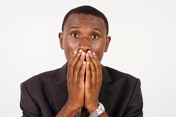 포토 JPG 해외이미지 모델 1 라이프스타일 손 남자 감정 얼굴 백그라운드 한명 사람 카메라 회색 흰색 손목시계 내추럴 고립 지능 성인남자만 해외포토 시계 컬러 장신구 생활 신체부위 전자제품 남자만 성인만 파일형식 이미지허브