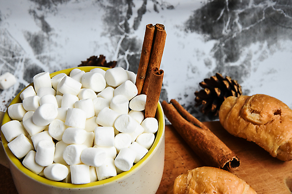 포토 JPG 해외이미지 회색배경 실내 따뜻함 사람없음 머그컵 달콤 크루아상 솔방울 감성 코코아 마시멜로우 나무도마 시나몬스틱 해외포토 음료 빵 백그라운드 컨셉 디저트 도마 내부 목재 컵 회색 맛 시나몬 파일형식 이미지허브