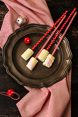 포토 JPG 해외이미지 접시 디저트 사람없음 막대기 꽂음 마시멜로우 방울꽃 나무배경 해외포토 식기 꽃 음식 백그라운드 파일형식 이미지허브