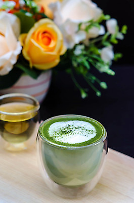 포토 JPG 해외이미지 검은배경 실내 사람없음 컵 꽃병 카페 녹차 녹차라떼 말차 말차라떼 해외포토 식기 꽃 백그라운드 내부 차_음료 상점 검은색 라떼 파일형식 이미지허브