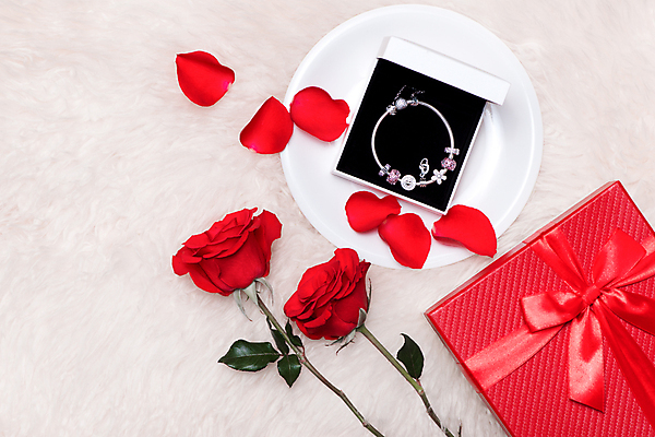 포토 JPG 해외이미지 접시 기념일 꽃잎 팔찌 실내 사람없음 선물상자 하이앵글 장미 보관함 흰배경 해외포토 식기 꽃 뷰포인트 백그라운드 장신구 선물 이벤트 내부 상자 흰색 파일형식 이미지허브
