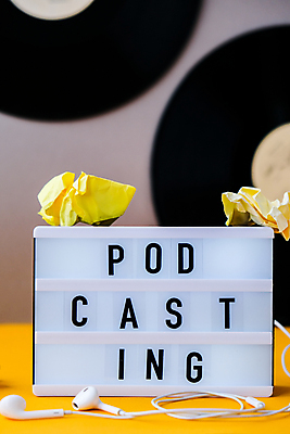 포토 JPG 해외이미지 음악 이어폰 실내 사람없음 방송 라이트박스 종이뭉치 해외포토 종이 음향기기 문화예술 내부 뭉치 파일형식 이미지허브