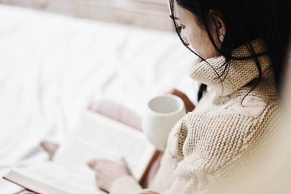 포토 JPG 해외이미지 라이프스타일 여자 커피 음료 중년 겨울 아침 휴식 주택 실내 따뜻함 한명 사람 앉기 성인 책 컵 독서 뷰티 침실 머그컵 마시기 침대 편안함 담요 스웨터 읽기 부드러움 다인종 따뜻한음료 안락 해외포토 주간 1 식기 계절 가구 컨셉 상의 모션 인종 내부 건물 생활 감각 파일형식 이미지허브