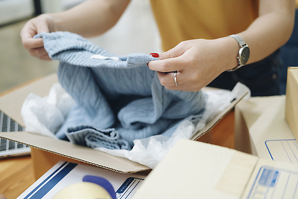 포토 JPG 해외이미지 여자 한명 성인 포장지 택배 니트 온라인쇼핑 택배상자 넣기 박스포장 온라인쇼핑몰 성인여자한명만 해외포토 1 상의 포장 모션 사람 쇼핑 상자 운송업 쇼핑몰 온라인 여자한명만 성인여자만 파일형식 이미지허브