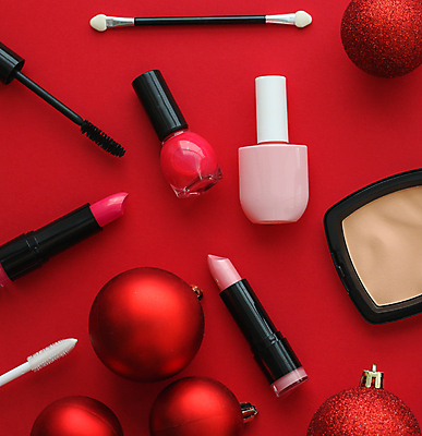 포토 JPG 해외이미지 디자인 백그라운드 컨셉 크리스마스장식 크리스마스 사람없음 하이앵글 뷰티 화장품 장식볼 립스틱 화려 고급 오브젝트 마스카라 매니큐어 메이크업브러쉬 빨간배경 팩트 플랫레이 해외포토 아이섀도브러쉬 기념일 뷰포인트 장식 빨간색 붓 플랫 파일형식 이미지허브