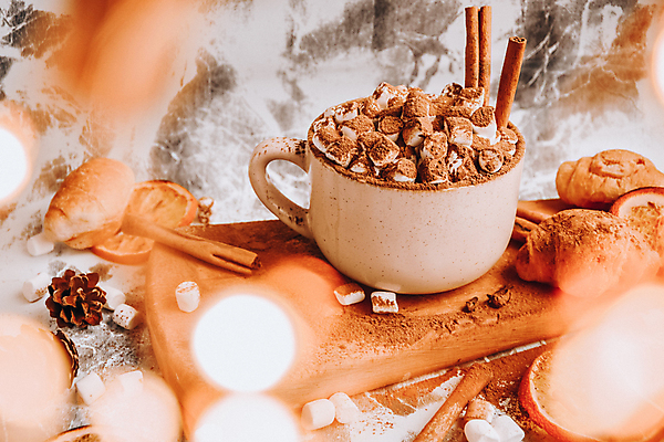 포토 JPG 해외이미지 회색배경 실내 따뜻함 사람없음 머그컵 달콤 소프트포커스 크루아상 솔방울 감성 코코아 마시멜로우 나무도마 시나몬스틱 코코아가루 해외포토 음료 빵 백그라운드 컨셉 디저트 도마 촬영기법 내부 목재 컵 회색 맛 가루 시나몬 파일형식 이미지허브