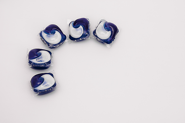 포토 JPG 해외이미지 옷 백그라운드 가사 가방 가정 사람없음 파란색 기계 장비 흰색 투명 액체 씻기 빨래 상품 컨테이너 플라스틱 가루 천 청소 세제 가득함 오브젝트 흰배경 순환 비누 닦기 세탁기 청소부 고립 꼬투리 위생관리 접기 정리함 해외포토 직업 잡화 산업 컬러 모션 재질 관리 위생용품 청결 가전제품 직물 파일형식 이미지허브