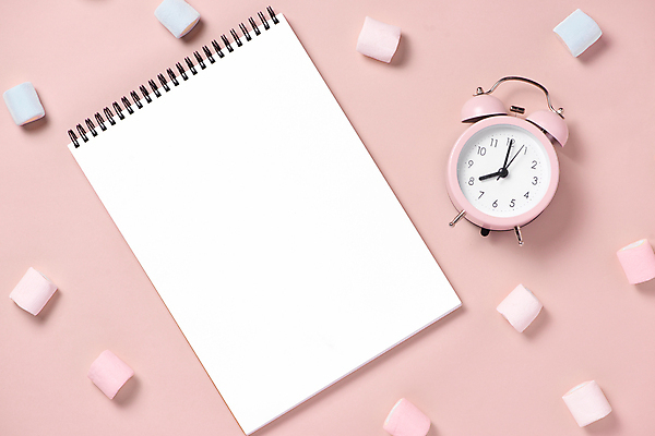 포토 JPG 해외이미지 실내 사람없음 하이앵글 자명종 스케치북 마시멜로우 플래너 카피스페이스 분홍색배경 해외포토 뷰포인트 시계 분홍색 백그라운드 학용품 디저트 내부 공백 알람 파일형식 이미지허브