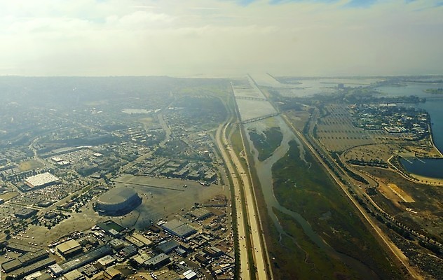 포토 JPG 해외이미지 라이프스타일 공원 도로 모래 바다 패턴 요트 건축양식 휴가 설계 거리 주택 안테나 풍경 사람없음 건물 초록색 물 여름 강 도시풍경 야자수 여행객 환경 미국 시골 도시 만 고속도로 재산 도심 땅 교차로 캘리포니아 장면 태평양 지역 커뮤니티 타운 스카이라인 제비 남쪽 석호 개발 교외 서쪽 조감도 진짜 페어웨이 수평선 해외포토 자연요소 나무 건축물 계절 공공시설 건축 길 컬러 컨셉 북아메리카 무늬 골프 배_교통 통신 교통시설 조류 사람 생활 금융 방향 파일형식 이미지허브