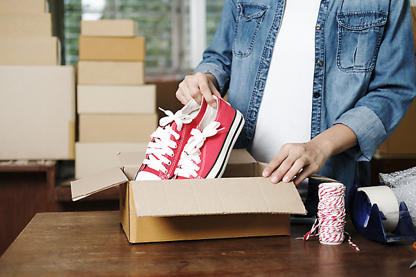 포토 JPG 해외이미지 여자 신발 한명 상반신 성인 쌓기 실 택배 테이프 온라인쇼핑 택배상자 넣기 박스포장 에어캡 온라인쇼핑몰 성인여자한명만 해외포토 1 포장 모션 문구용품 사람 쇼핑 상자 운송업 쇼핑몰 온라인 여자한명만 성인여자만 파일형식 이미지허브