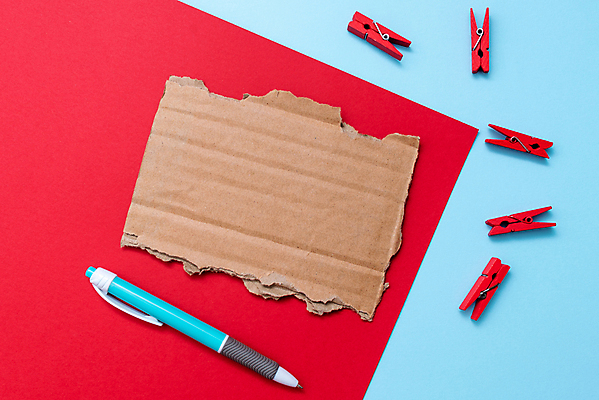 포토 JPG 해외이미지 디자인 종이 포장 프레임 사람없음 줄무늬 공백 파란배경 패키지 찢어짐 빨래집게 골판지 구식 양피지 카피스페이스 해외포토 백그라운드 무늬 모션 집게 파란색 파일형식 이미지허브