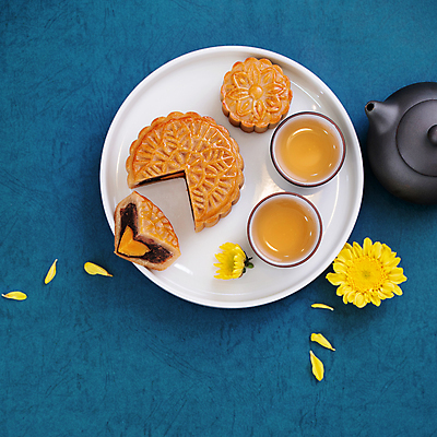 포토 JPG 해외이미지 꽃 디저트 실내 사람없음 하이앵글 찻잔 찻주전자 파란배경 월병 해외포토 식물 음식 뷰포인트 백그라운드 주전자 잔 내부 파란색 과자 중국전통 파일형식 이미지허브