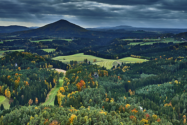 포토 JPG 해외이미지 나무 식물 외관 유럽 여행 단풍 자연 하늘 산 사람없음 야외 가로 초록색 컬러풀 여행객 하이킹 시골 소나무 숲 큼 언덕 지역 내추럴 하이커 해외포토 나라 컬러 잎 레저 사람 크기 생태계 파일형식 이미지허브
