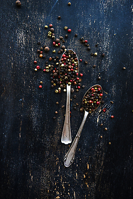 포토 JPG 해외이미지 재료 고추 탁자 도마 건강 마늘 사람없음 목재 수건 숟가락 수확 시골 신선 사발 허브 향신료 유기농 냅킨 소금 후추 건강식 내추럴 바이오 해외포토 나무 식물 웰빙 음식 가구 농업 채소 주방용품 수저 위생용품 사기그릇 향미료 파일형식 이미지허브