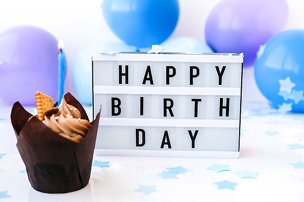 포토 JPG 해외이미지 실내 사람없음 생일 컵케이크 흰배경 생일축하 풍선 라이트박스 해피버스데이 해외포토 기념일 백그라운드 내부 케이크 흰색 축하 파일형식 이미지허브