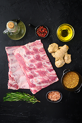 포토 JPG 해외이미지 그릇 검은배경 실내 생고기 돼지고기 사람없음 하이앵글 신선 올리브오일 향신료 후추 꿀 생강 로즈메리 등갈비 백리향 플랫레이 핑크솔트 해외포토 식기 뷰포인트 백그라운드 채소 육류 내부 검은색 플랫 기름_음식 허브 소금 향미료 파일형식 이미지허브