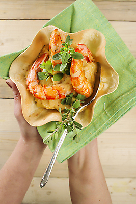 포토 JPG 해외이미지 손 새우 실내 들기 신체부위 숟가락 중동음식 피타 훔무스 해외포토 음식 빵 모션 수저 갑각류 사람 내부 파일형식 이미지허브