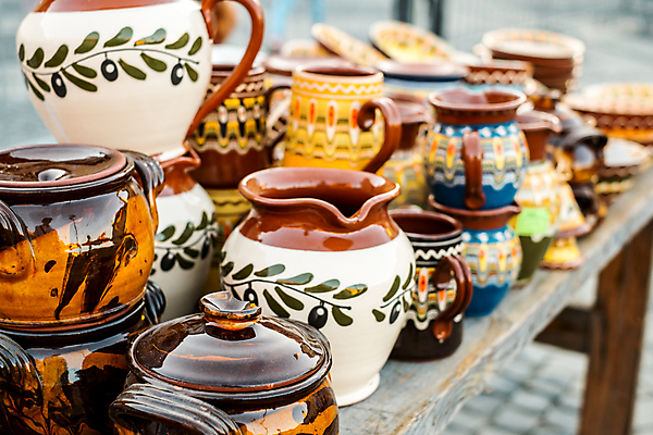 포토 JPG 해외이미지 전통 식기 접시 길 패턴 추상 요리 미술 사람없음 장식 컬러풀 갈색 주방 저녁식사 기구 도자기 원형 사발 시장 냄비 먹기 컵받침 오브젝트 복고 기념품 점토 토기 루마니아 민화 백자 핸드메이드 해외포토 도형 유럽 컬러 무늬 모션 문화예술 식사 용기_그릇 사기그릇 솥 받침대 그림 파일형식 이미지허브