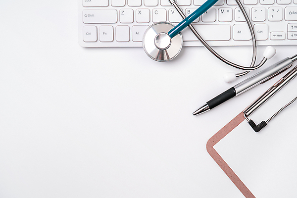 포토 JPG 해외이미지 종이 백그라운드 컨셉 청진기 탁자 병원 사람없음 파란색 컴퓨터 갈색 우주 쪽지 공백 진료 시험 환자 의사 정보 흰색 키보드 업무 플랫 정상 책상 오브젝트 서비스 레이아웃 위치 처방 테라피 보험 돌봄 서류판 해외포토 교육 컬러 가구 의학 의료기기 모션 전자제품 뷰티 사무용품 의료진 작업 파일형식 이미지허브