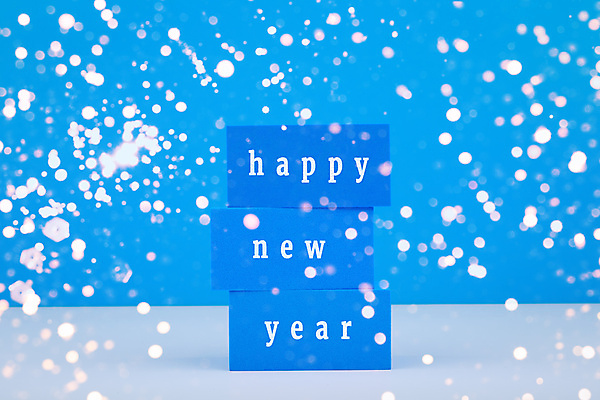 포토 JPG 해외이미지 전통 디자인 행복 백그라운드 컨셉 크리스마스장식 크리스마스 비즈니스 휴가 새로움 새해 아이디어 실내 창조 미술 이벤트 사람없음 장식 파란색 빛 컬러풀 파티 유행 축제 달력 축하 인사 신용카드 메시지 클래식 12월 편지 연도 레이아웃 정사각형 보케 심플 머리위 해피뉴이어 기하학 카운트다운 스타일 미니멀 해외포토 도형 기념일 감정 컬러 무늬 문화예술 내부 금융 새해인사 예절 날짜 파일형식 이미지허브