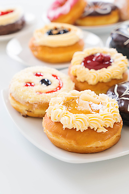 포토 JPG 해외이미지 종이 커피 음료 음식 백그라운드 탁자 디저트 사람없음 목재 컵 갈색 케이크 초콜릿 검은색 카페 빵집 흰색 신선 도넛 달콤 아침식사 설탕 굽기 칼로리 에스프레소 번 페스츄리 해로움 맛있는 해외포토 나무 식기 빵 컬러 가구 컨셉 재료 상점 식사 맛 구이 파일형식 이미지허브