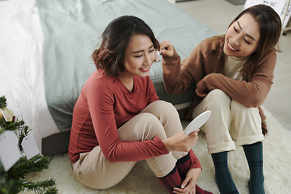 포토 JPG 해외이미지 전신 여자 여유 휴식 함께함 미소 들기 앉기 동양인 성인 두명 앞모습 옆모습 친구 피부관리 손거울 페이스롤러 성인여자만 집콕 해외포토 감정 뷰포인트 컨셉 관계 모션 표정 사람 인종 뷰티 거울 마사지용품 신조어 여자만 성인만 파일형식 앳홈라이프 이미지허브