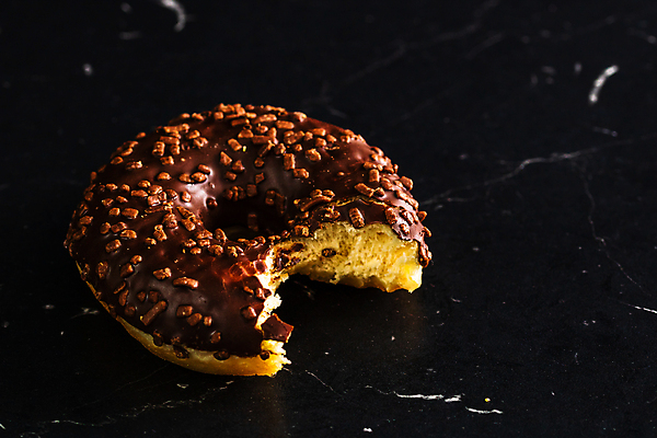 포토 JPG 해외이미지 디저트 실내 사람없음 초콜릿 도넛 잇자국 초코맛 해외포토 음식 자국 내부 맛 파일형식 이미지허브