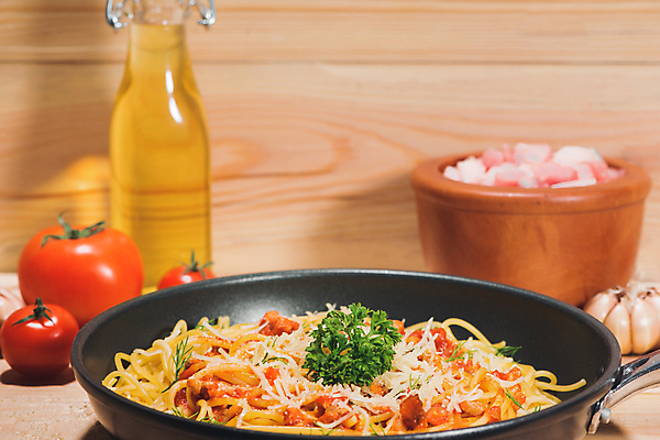 포토 JPG 해외이미지 토마토 방울토마토 실내 마늘 스파게티 사람없음 프라이팬 올리브오일 나무배경 해외포토 백그라운드 채소 주방용품 파스타 내부 기름_음식 파일형식 이미지허브