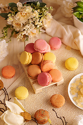 포토 JPG 해외이미지 꽃 꽃다발 디저트 실내 사람없음 여러개 마카롱 나무받침 해외포토 식물 음식 다수 내부 목재 받침대 파일형식 이미지허브