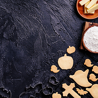 포토 JPG 해외이미지 검은배경 사람없음 쿠키 할로윈 오브젝트 밀가루 쿠키틀 버터 카피스페이스 식힘망 해외포토 백그라운드 디저트 주방도구 검은색 공백 가루 제빵도구 파일형식 이미지허브