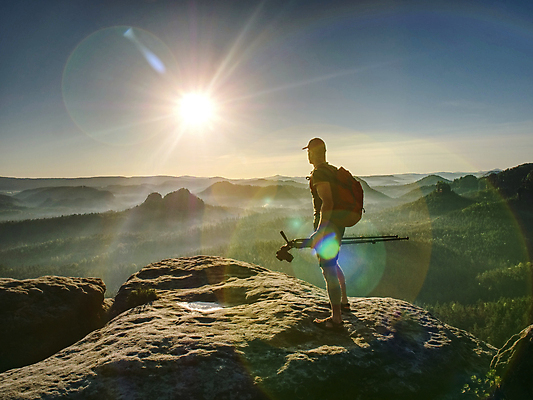 포토 JPG 해외이미지 구름 직업 긴머리 손 실루엣 안경 목걸이 아침 그림자 한명 뒷모습 금발 햇빛 태양 카메라 새벽 기쁨 장비 카우보이 디지털카메라 저녁 발사 사진사 심볼 삼각대 힘듦 수평선 해외포토 주간 자연요소 1 헤어스타일 잡화 감정 뷰포인트 컨셉 장신구 촬영기법 사람 신체부위 전자제품 야간 작가 파일형식 이미지허브