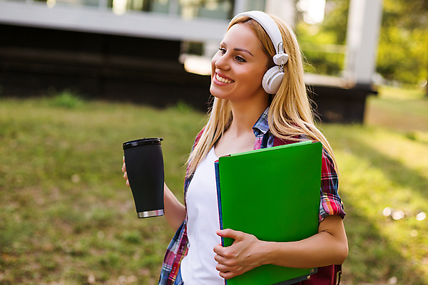 포토 JPG 해외이미지 학생 라이프스타일 공원 여자 교육 행복 커피 음악 자연 성공 휴식 한명 서기 미소 성인 야외 책 학습 헤드폰 공책 듣기 시험 자유 마시기 잡기 명상 신학기 준비 흥분 대학교 시티라이프 지능 해외포토 1 공공시설 감정 음료 음향기기 컨셉 학교 모션 문화예술 문구용품 표정 사람 생활 생태계 파일형식 이미지허브
