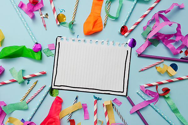 포토 JPG 해외이미지 리본 초 실내 빨대 사람없음 하이앵글 파티 축하 생일 즐거움 파란배경 스프링노트 풍선 카피스페이스 해외포토 기념일 감정 뷰포인트 백그라운드 컨셉 이벤트 내부 파란색 공책 공백 파일형식 이미지허브