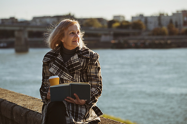 포토 JPG 해외이미지 백인 라이프스타일 여자 노년 행복 커피 생각 겨울 휴식 한명 미소 앉기 성인 취미 야외 책 강 도시풍경 독서 햇빛 태양 화목 일몰 기쁨 자유 코트 마시기 가을 잡기 도시 강가 커피잔 은퇴 명상 시티라이프 옛날 해외포토 자연요소 서양인 1 계절 감정 음료 컨셉 모션 잔 표정 사람 풍경 생활 노을 외투 파일형식 이미지허브