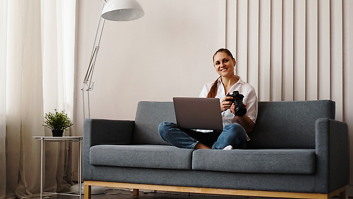 포토 JPG 해외이미지 백인 라이프스타일 여자 행복 거실 인터넷 통신 가정 아파트 주택 갈색머리 실내 창조 한명 미소 취미 내부 노트북 컴퓨터 소파 유행 카메라 디지털 모니터 사진촬영 공책 방 흰색 키보드 네트워크 휴게실 무선전화기 다락방 미니멀리스트 해외포토 서양인 1 헤어스타일 감정 컬러 의자 문구용품 표정 사람 건물 생활 전자제품 촬영 전화기 파일형식 이미지허브